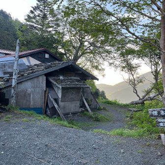 徳本峠
小屋はまだ開いていません