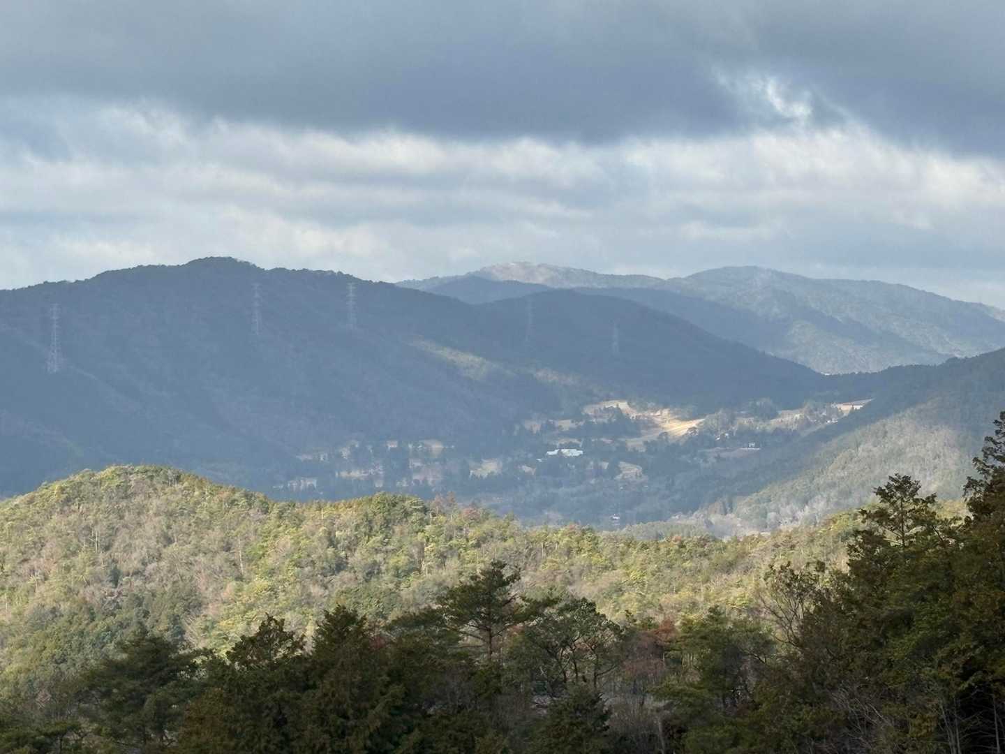 中央奥に剣尾山。左手前に大きく見えているのは小和田山ですね。小和田山はまだ未踏。
