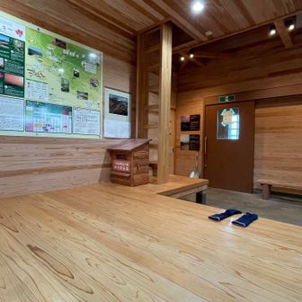 大びらき休憩所の中
今日山頂に登るのは諦めました
晴れるのを待ちます
置いてあるのは脱いだびしょびしょの靴下😅
