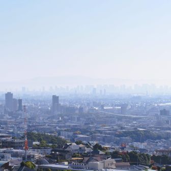 城山への途中の展望所から大阪方面