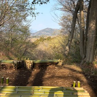 座り易い竹のベンチ
だが、カップラーメンには不安定