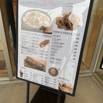 林牧場のカフェ部分以外は、ペットも抱きかかえての入店OK