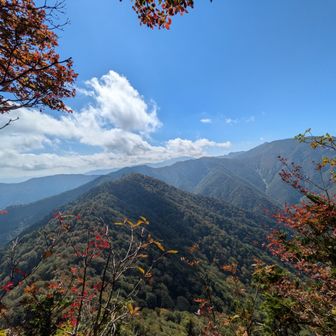 少し歩くと
1人座れるくらいの展望✨
右側に八経ケ岳