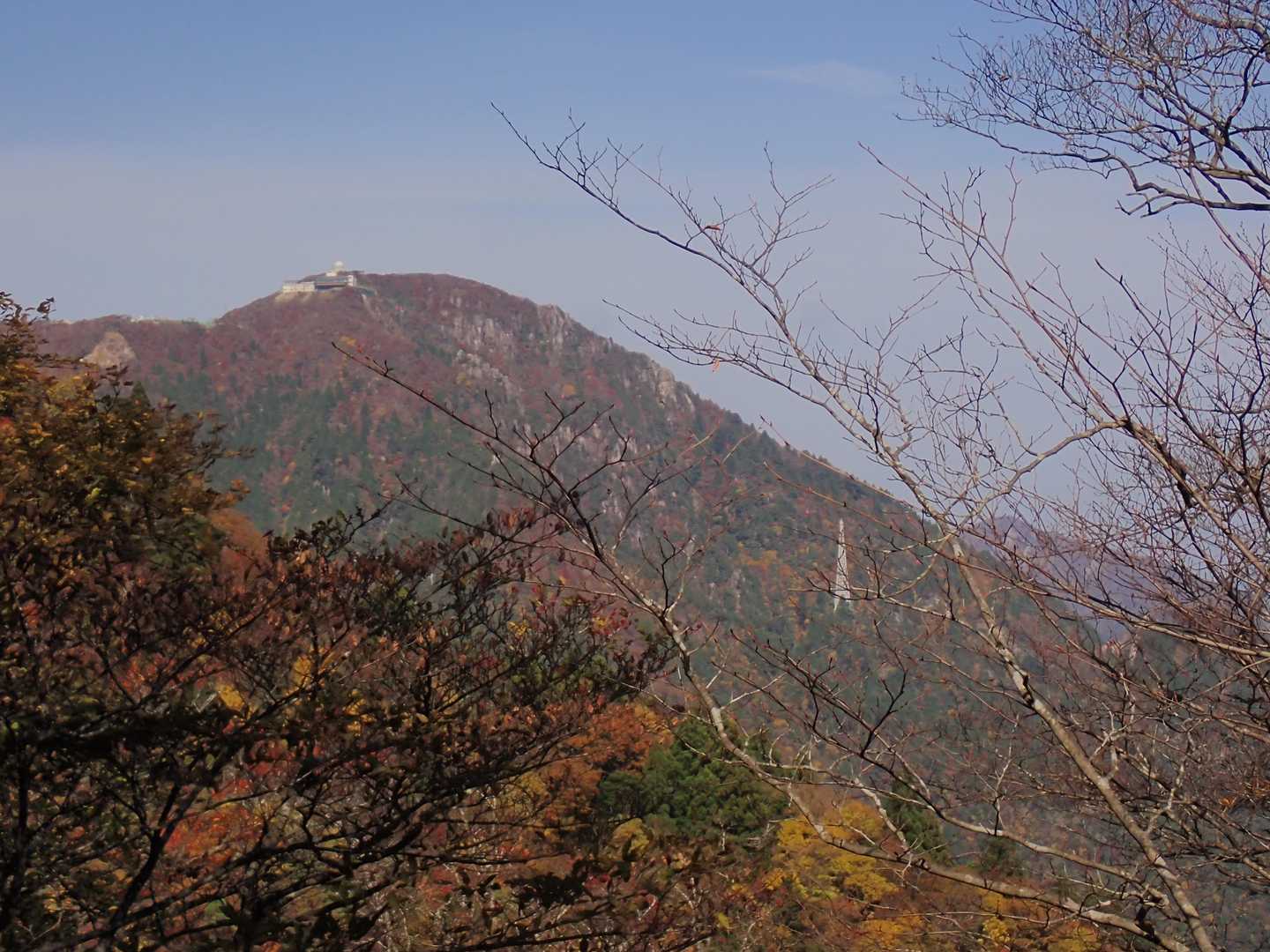 カズラ谷分岐から御在所岳見納め、ロープウェイの赤いゴンドラも見えてました