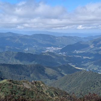 七ツ小屋山からは湯沢の街並みが拝めます