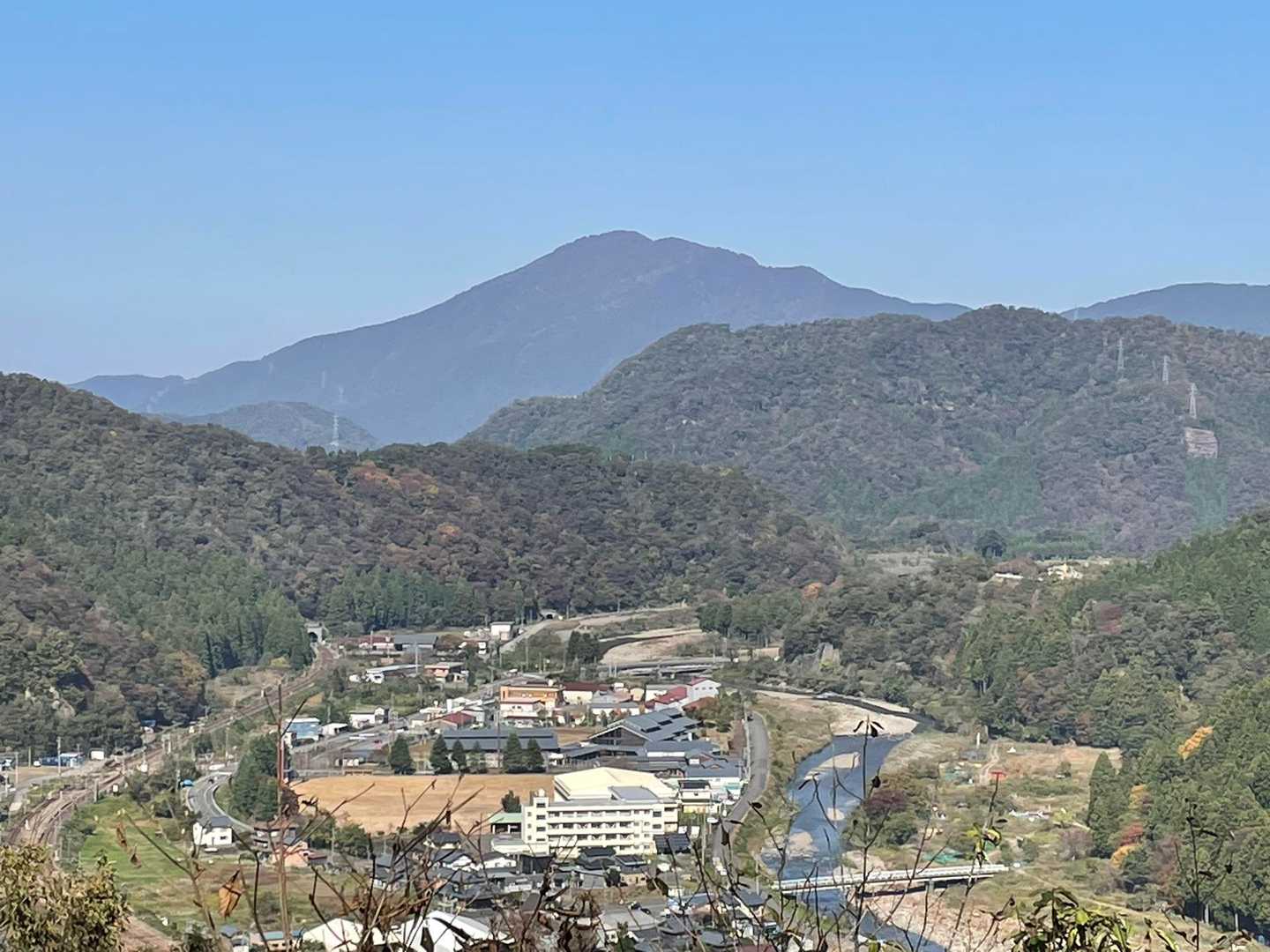 日野山の下に広がる今庄の町と
JRの鉄道がジオラマのよう❗️
もちろん鉄道ファンの聖地✌️
今日は何人か写真撮ってました。
反対側から登ればこのスポットまで近いです。