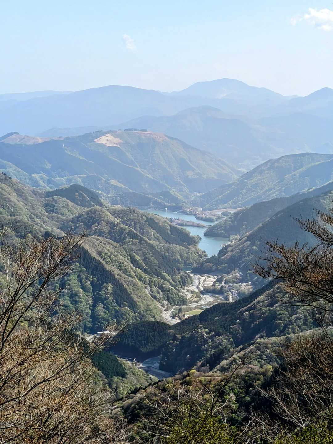 山頂からの丹沢湖は見事な景色、
奥に大野山、その奥に箱根山。大涌谷の煙が見えます