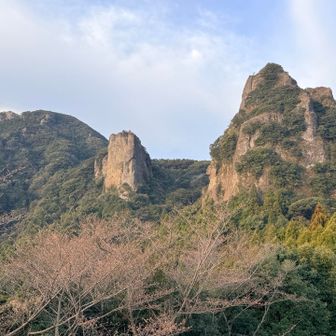 雌岩と雄岩の間が見返り峠