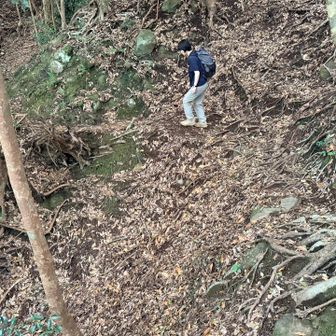 細いトラバースもあるので気を付けて