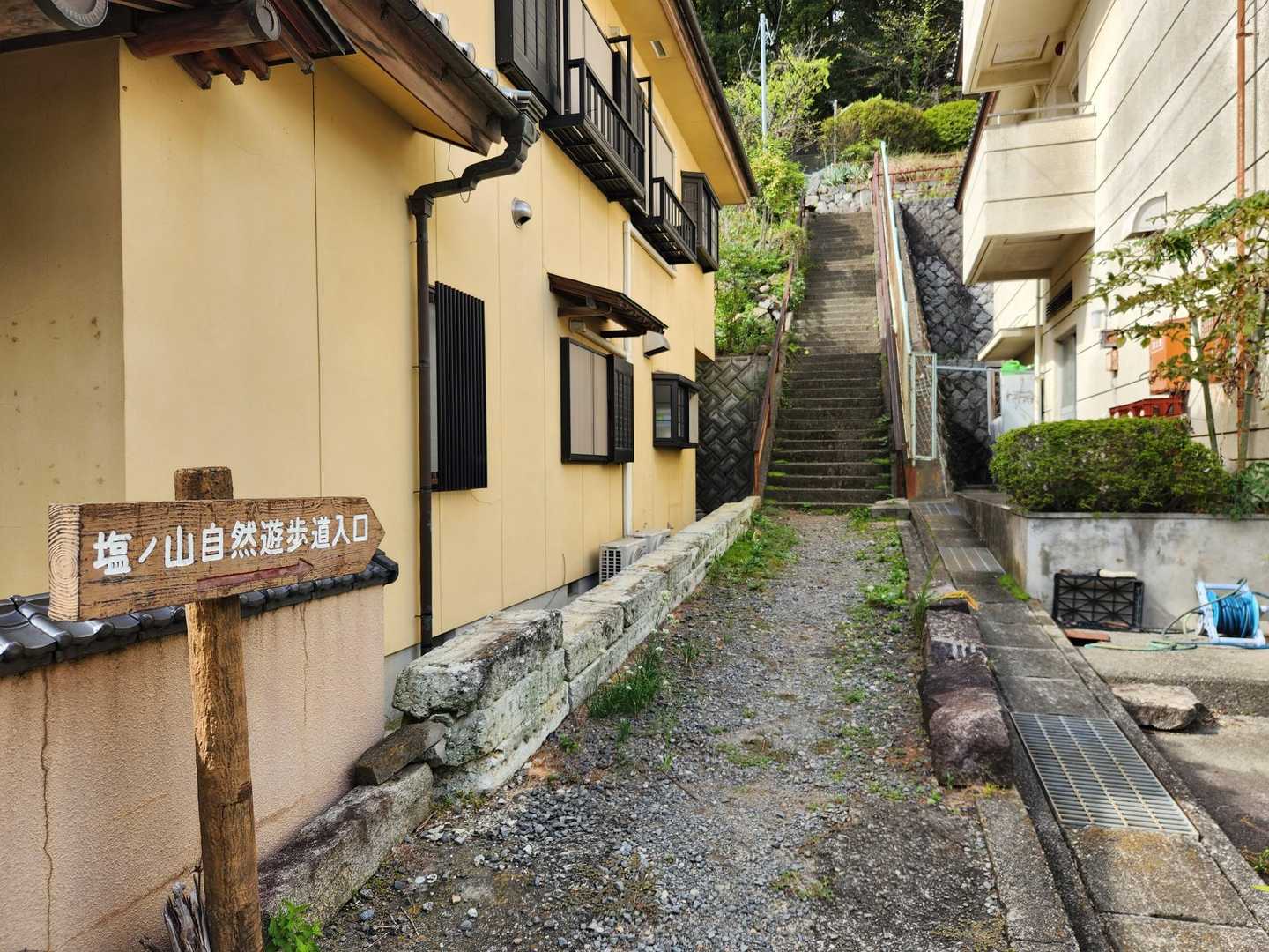続いては塩ノ山へ。
温泉街の中にある登山口。