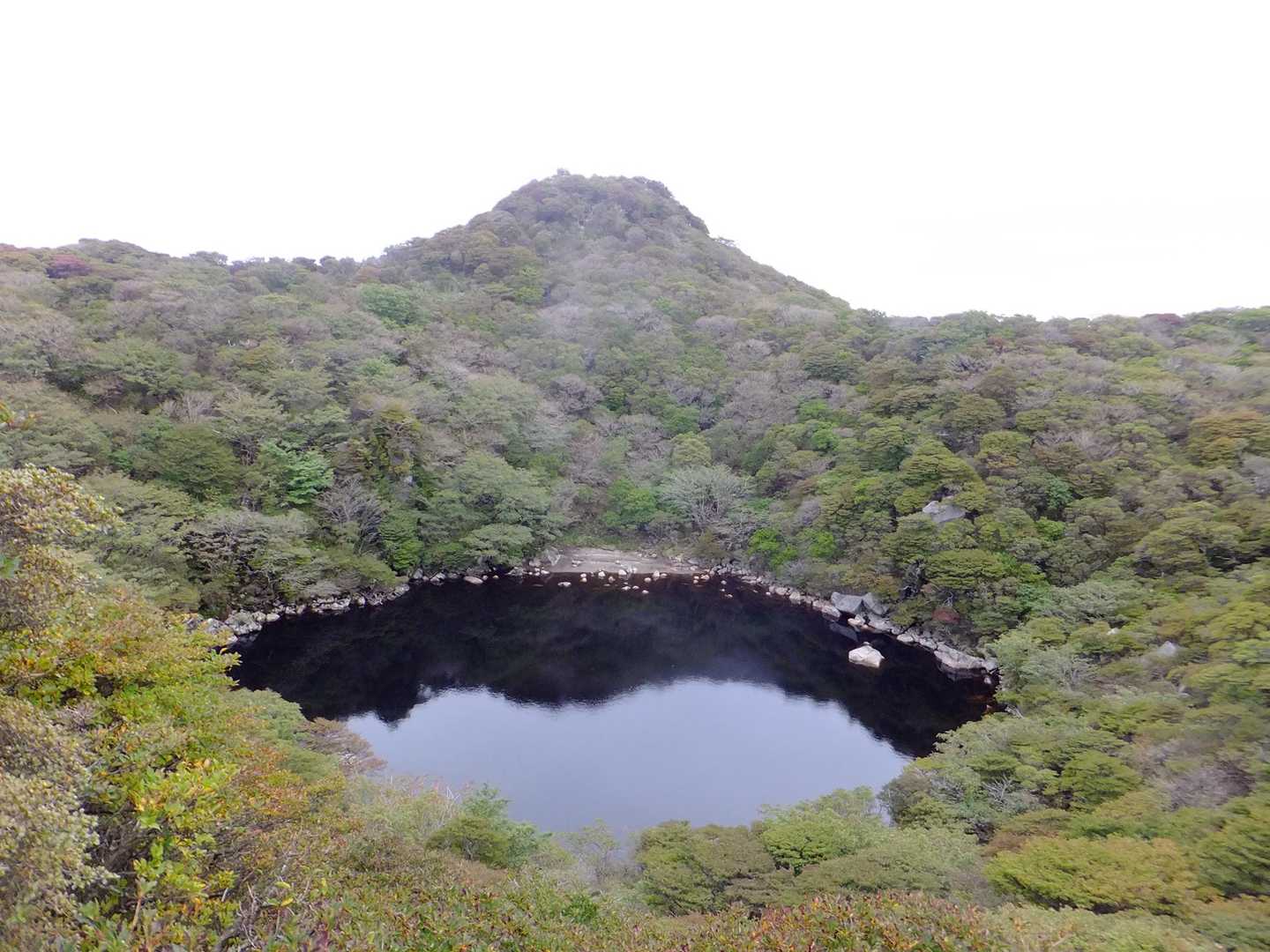 池に映った大船山