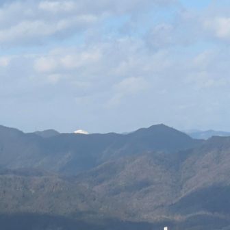 あのちょこんと白いお顔を出しているお山は…
深入山でしょうか❄