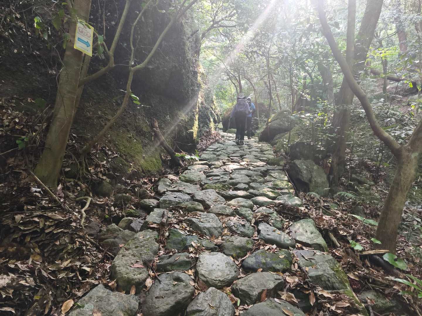 黒髪山の山頂目指して石畳を進みます