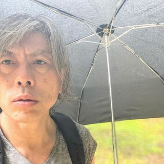 スタートっから雨☂️
と言うわけで折り畳み傘を差してのお散歩です😅

お盆に帰省した娘たちから伸ばしっぱなしにしてた髪が大不評で、やっと重い腰を上げバリカンと梳きハサミでテキトーに切りました✂️