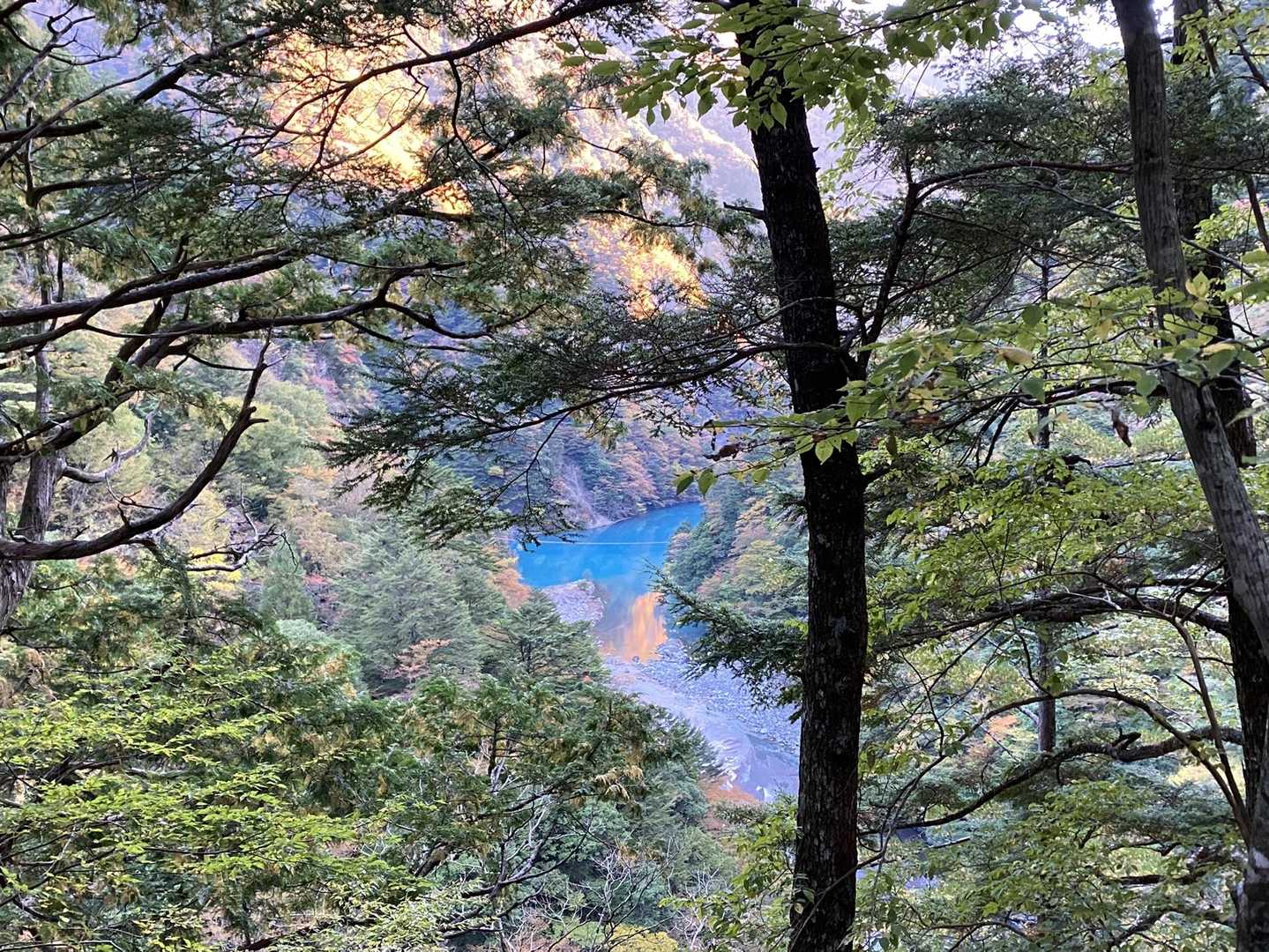 湖面に映る山の紅葉