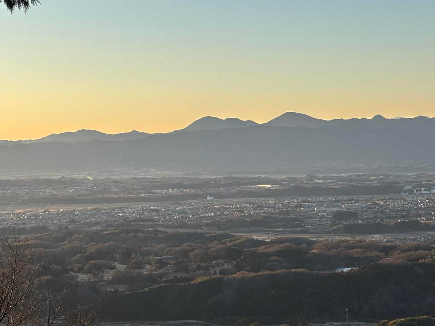 南側の『御荷鉾山』あたりはよく見える、