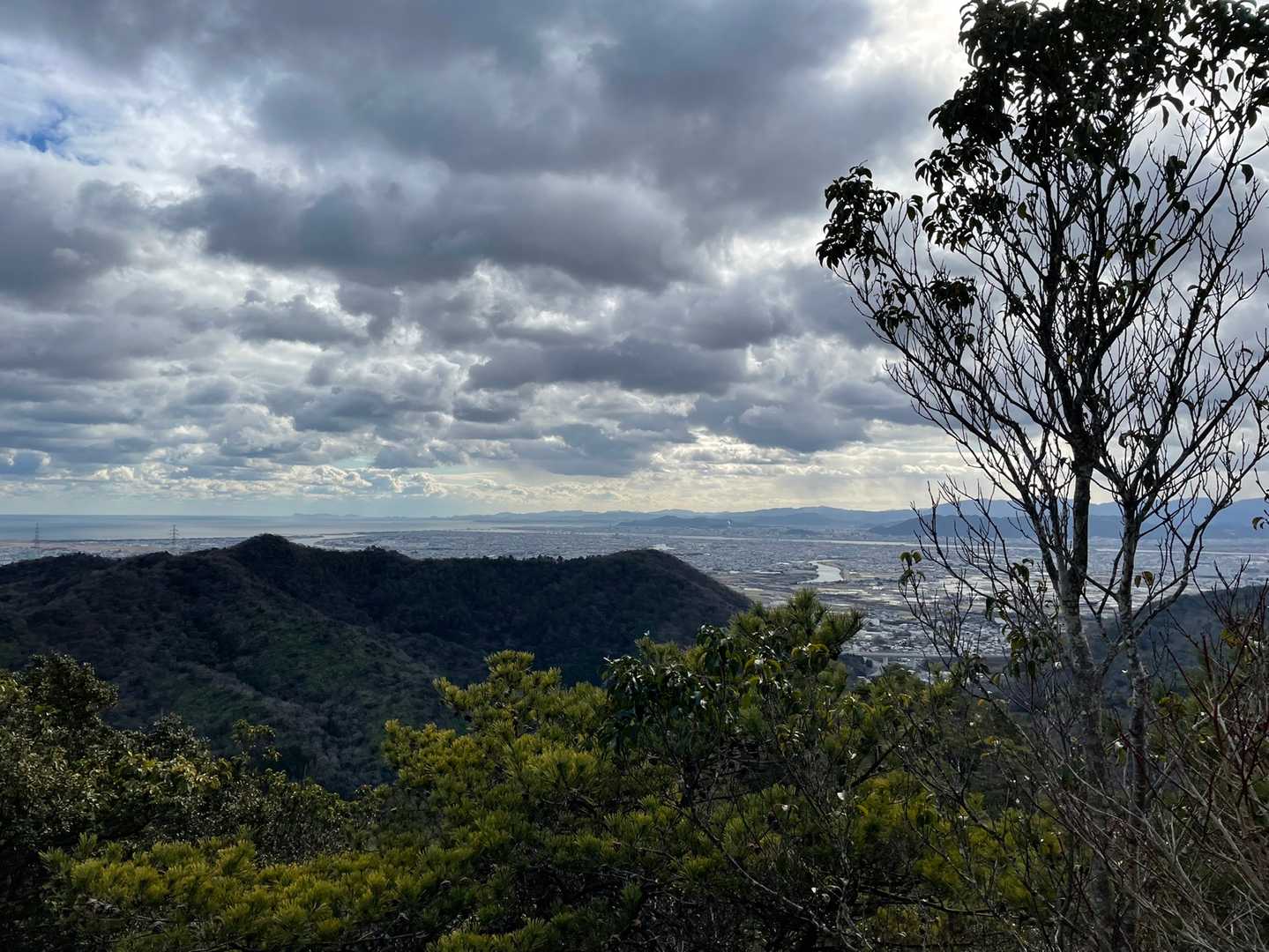 遠く蒲生田岬　その先に海の真ん中にあるのは伊島
