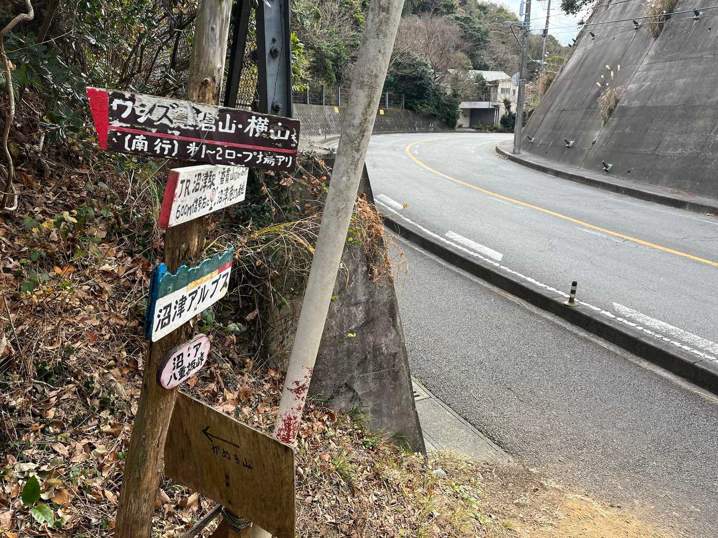 一度舗装路に出ます。