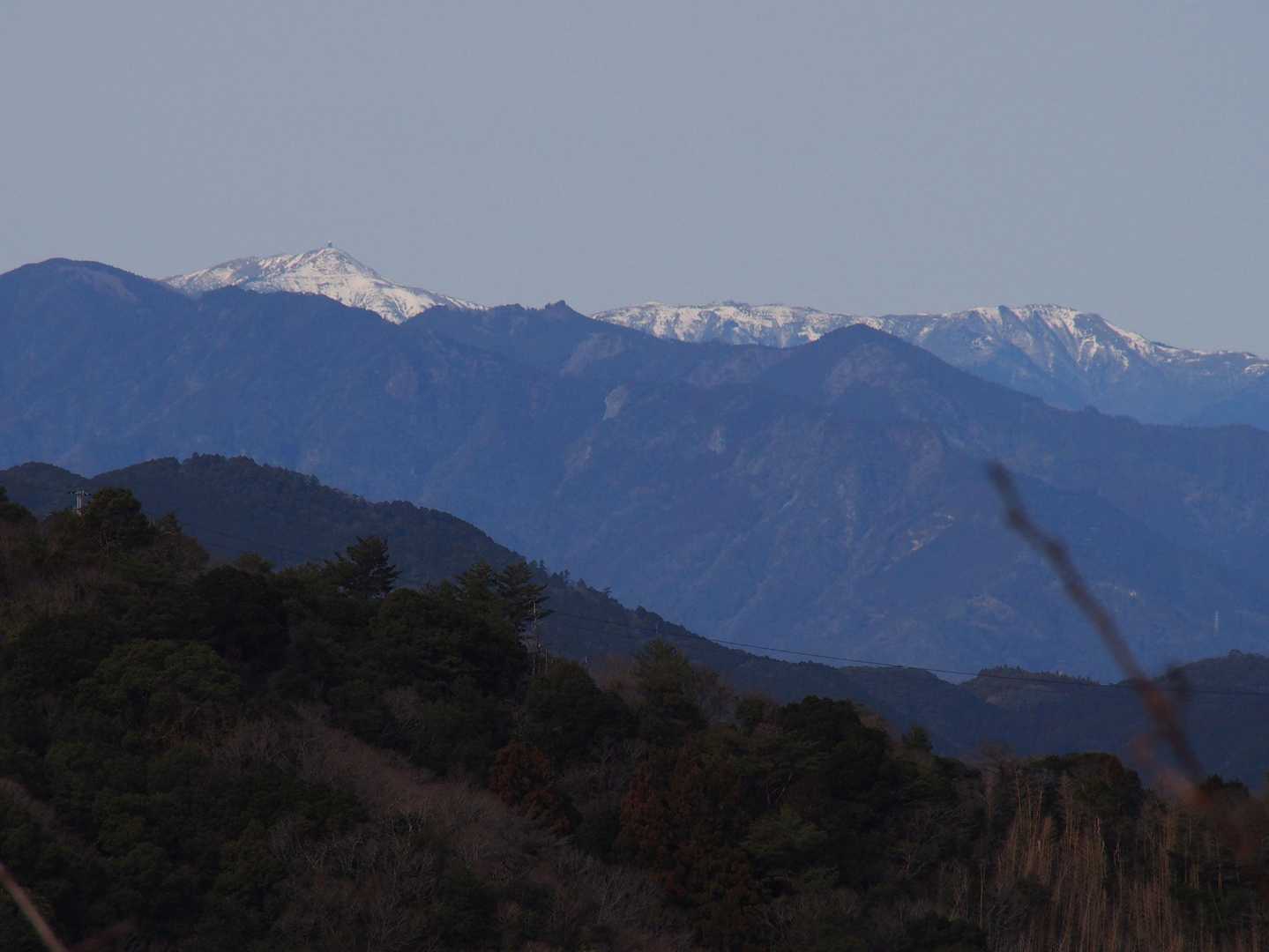 西には、中津明神山～猿越山