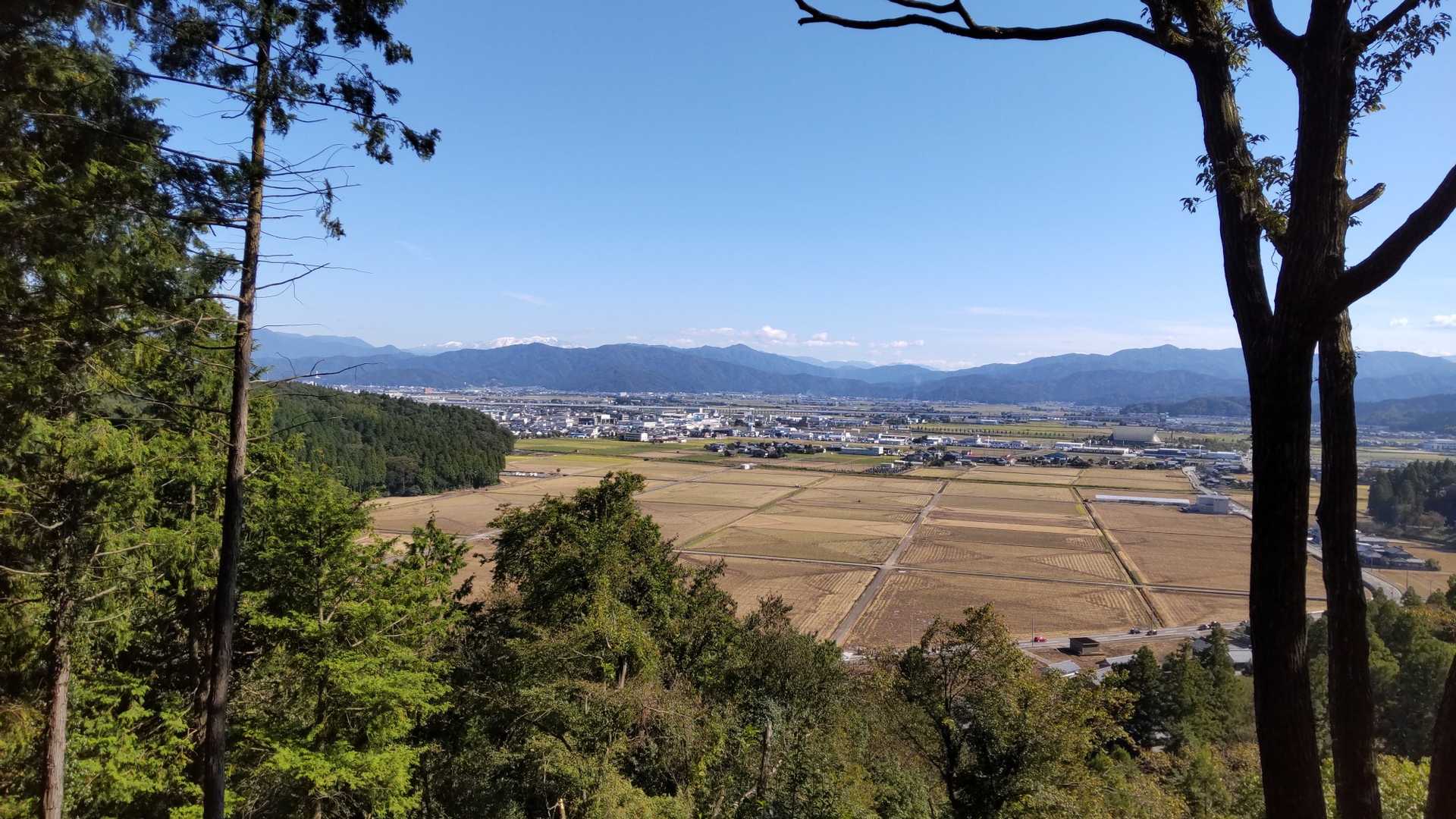 白い雪化粧の白山が見える