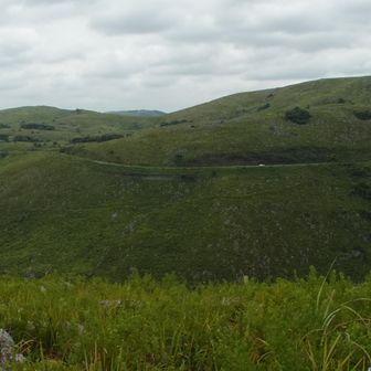 展望地から秋吉台の山々を望む。
左から長者ヶ峰、北山、地獄台、烏帽子岳
