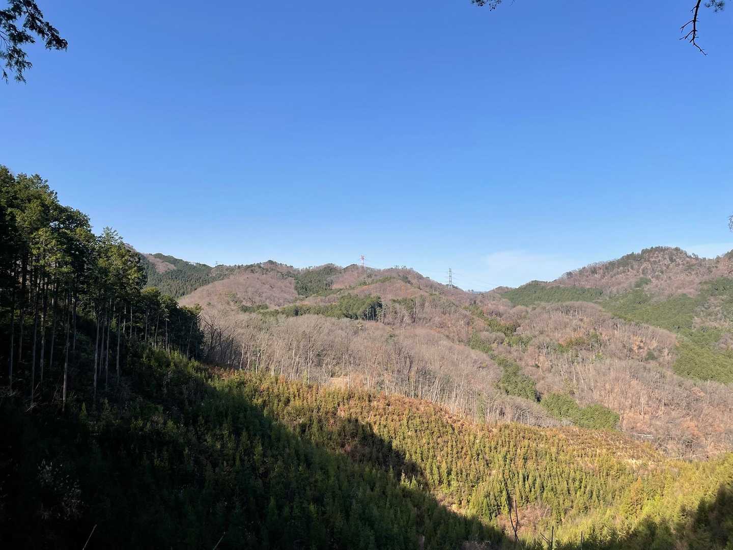 途中開けるとこの後周回する稜線が見えました。地味に凸凹してるなぁ、、ここから降って鞍掛山の登山口へ