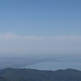 見えにくいけど雲の中に山が見える！　鳥海？えっ？　見えんの？？