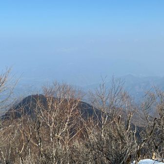 周りは霞んで山々は見えず⤵️霞んでなければきっと谷川岳・武尊山、日光白根山、至仏山・燧ヶ岳が見えるんだと思う👀