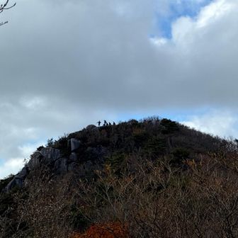下から展望岩
🪨の上に人がいます😊