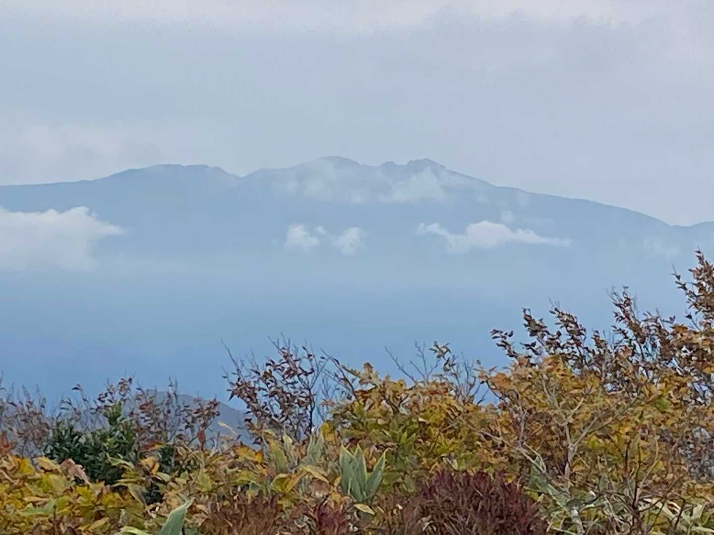 白山がうっすらと