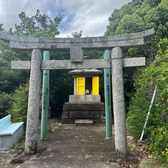 住宅地にある細い階段を登ると山頂に着いた。
生活に溶け込んてる感じがする。