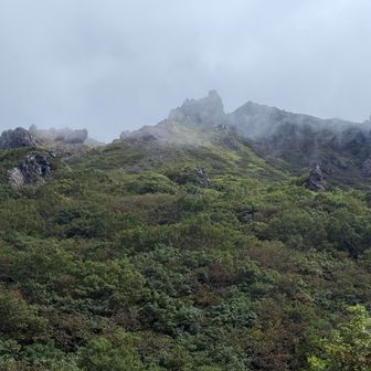ついに姿を現わした｢新潟焼山｣
大魔王の岩城って感じで凄みを感じる😱