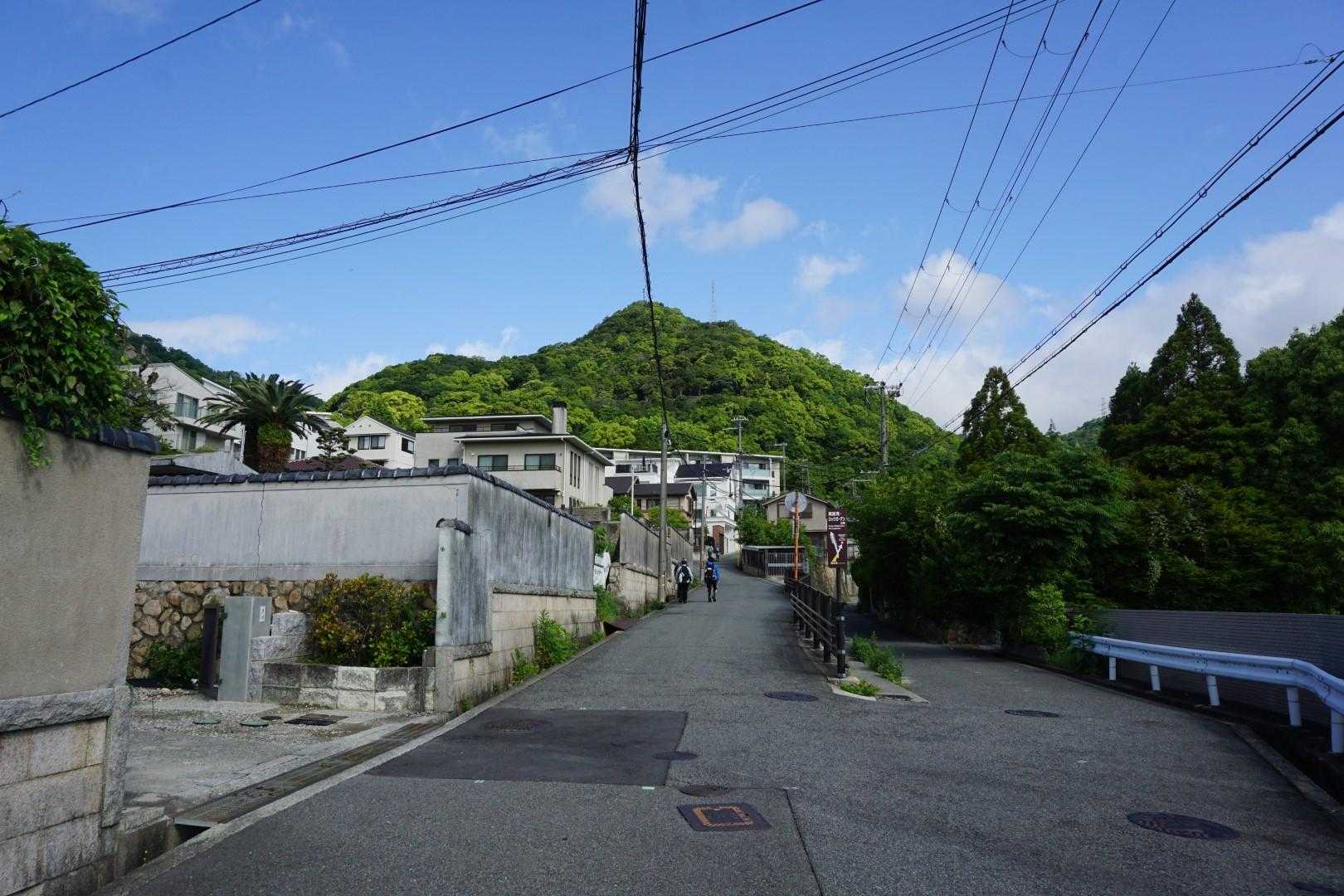 晴れ。正面は城山