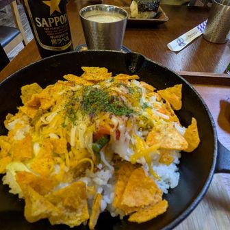 残念ながらおにぎりランチが売り切れ、orz  ！
タコライスにした。ビールとよく合う。