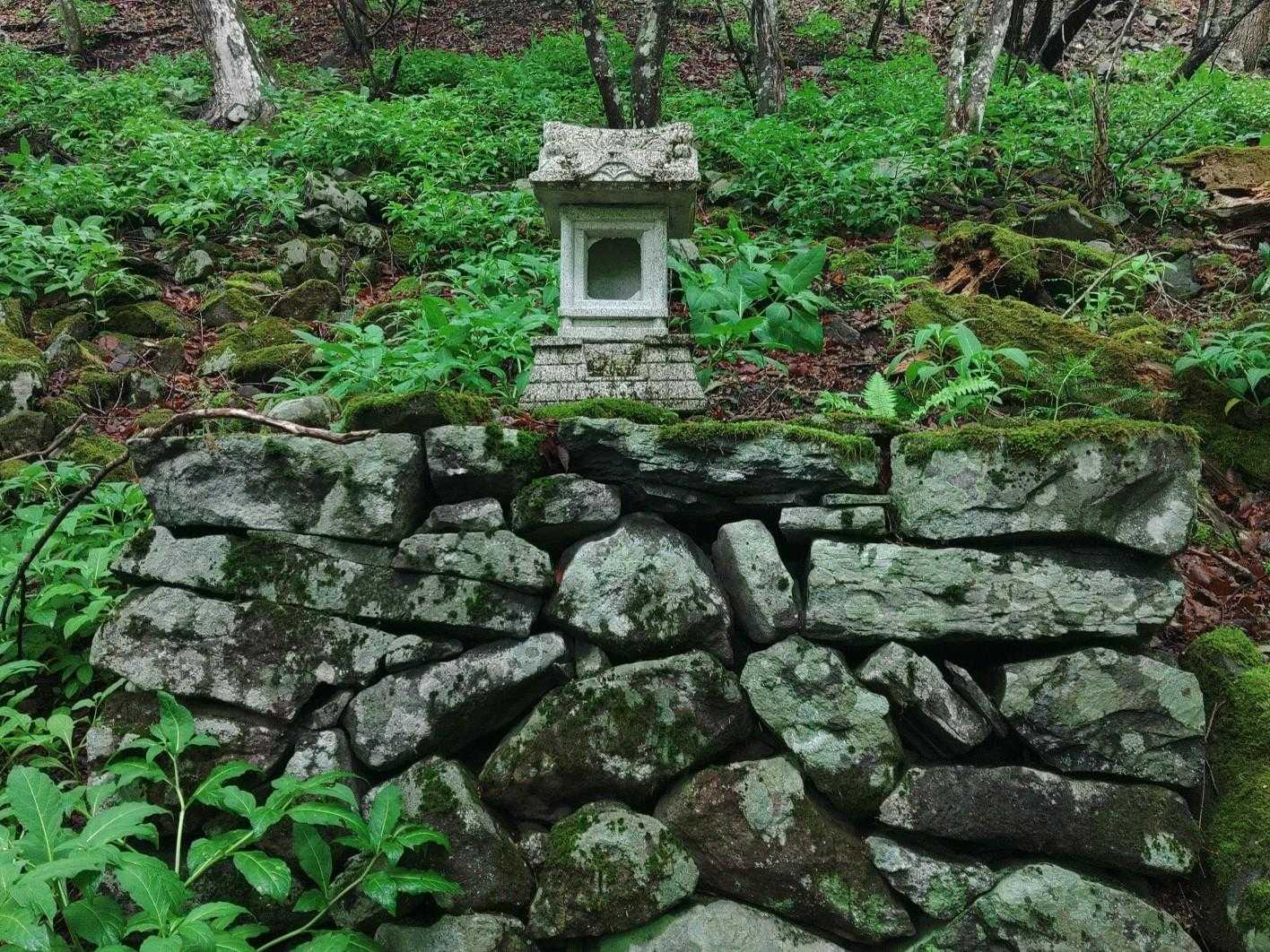 ⛩️の先の祠に今日の安全をお祈り🙏