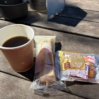 コーヒーも淹れて、おやつまでくれた☕️
ありがとう！