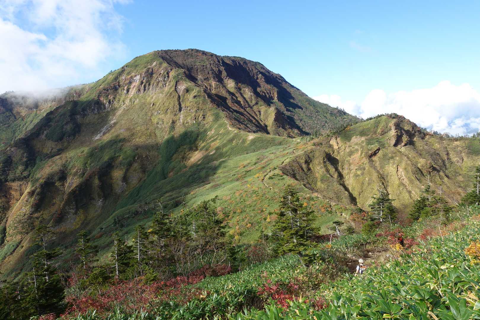 苗場山、けっこうごつごつしててかっこいい。