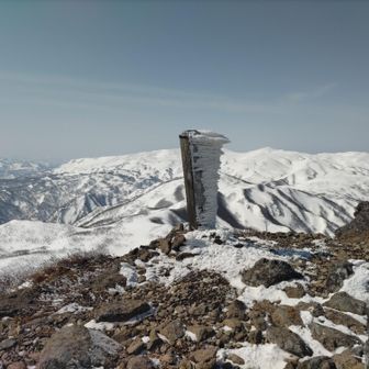 経塚山山頂到着。奥は焼石連峰。風速0～1m/s。