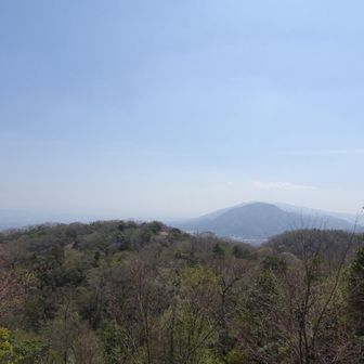 今日は視界が悪いけど、近いとこにデーンと二上山、葛城、金剛山等説明通りに見えます。