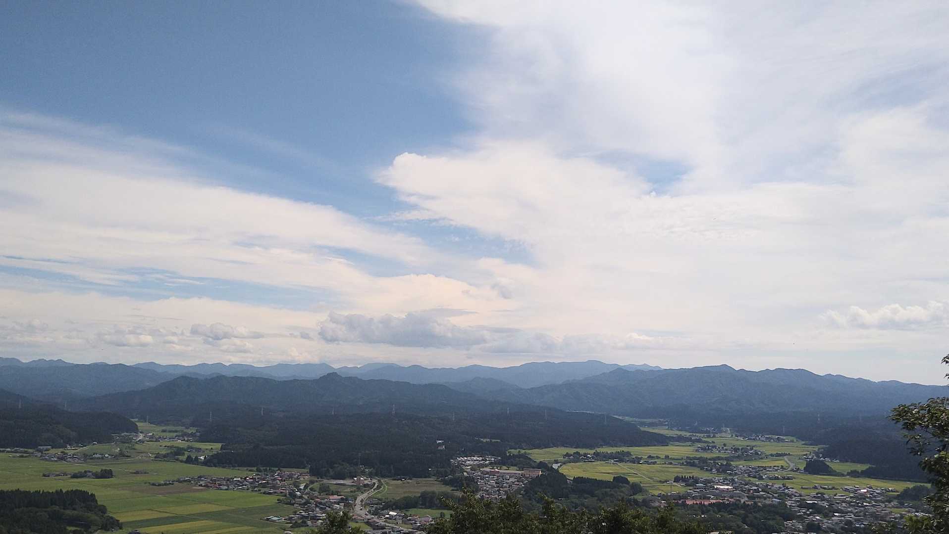 急登途中で振り返ると…この景色✴️
太平山？がクッキリ見える〜👀
来ていがった〜😆👌