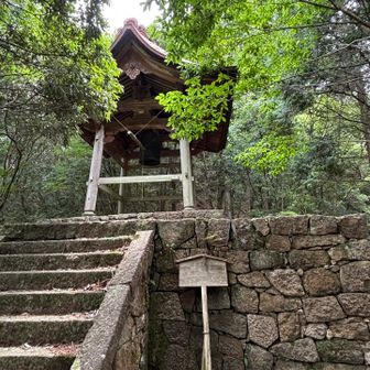 立派な鐘つき堂