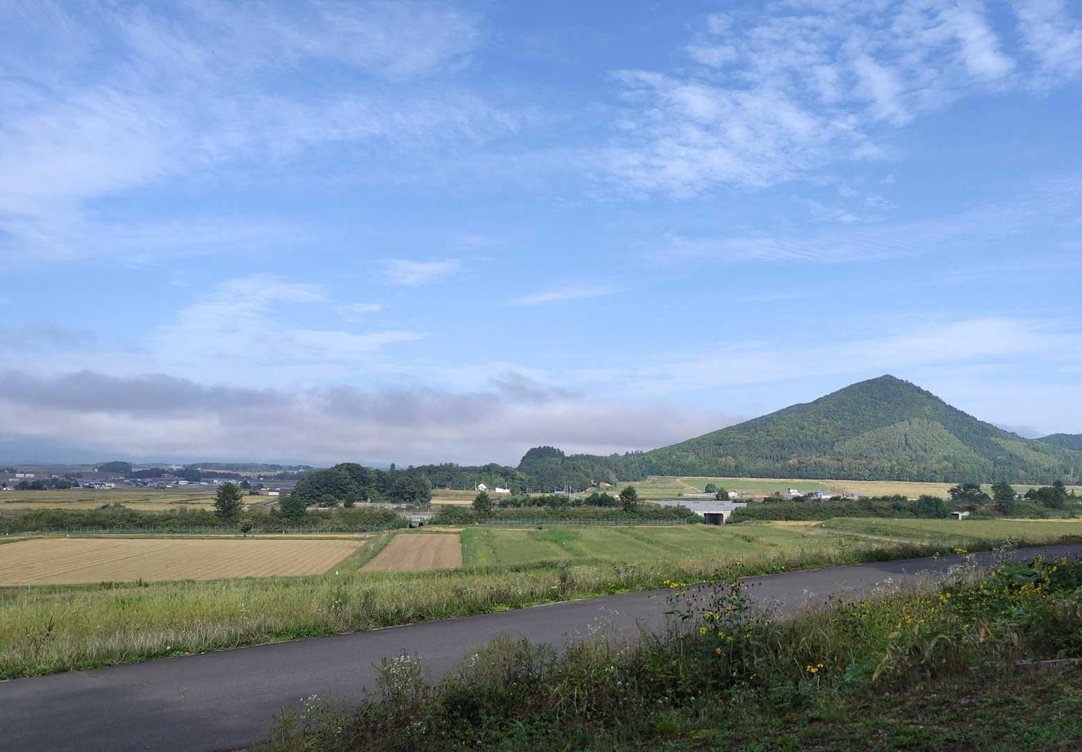 下山しました。
辺りはすっかり秋の空。
前に見えるのは鬼斗牛山かな？
なかなか登りごたえのある低山のようですが、今日はこのあと神社山を経て嵐山へ向かうのでまた今度だね。
突哨山。また春に来ます。
ありがとう☆