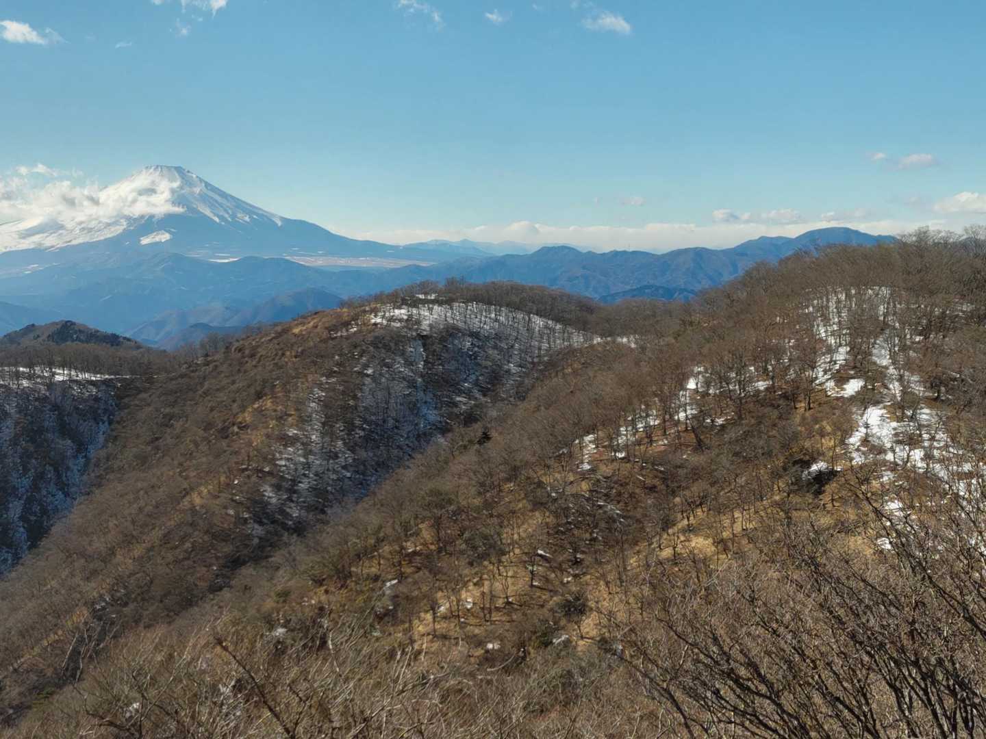 その右手にはこれから向かう鍋割山🍲