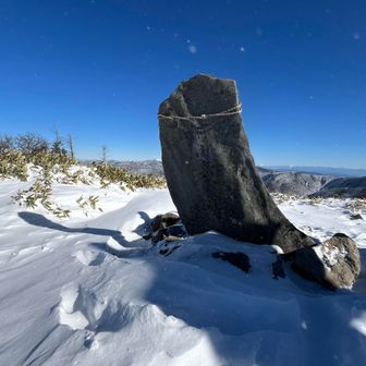 石標、禰固岳霊社⛩猫の背中の形ににてるから…とか、様々な由来があるようです🧐