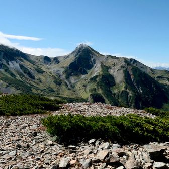 百高山の旭岳の右には劔岳、左の白馬岳は雲の中