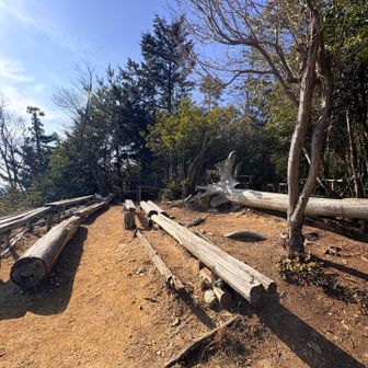 山頂と周辺は  どこも きれいに片付けられて 座れる所もたくさん作ってあった。
ありがたや〜

登山道を整えるのは、いったいあと何年かかるんやろう、、、