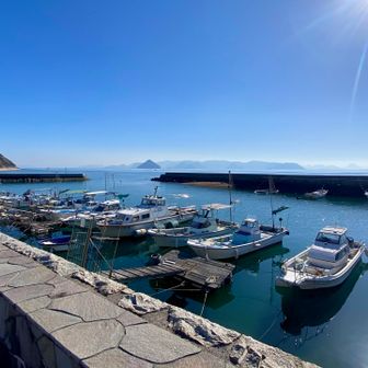 駐車場へ戻り着き、これにて本日の行軍は終了と相成る🚣
舟を眺め申せば、ふと「この後は魚釣りにでも赴くとするかのう…」と心揺らぎ申した🐟