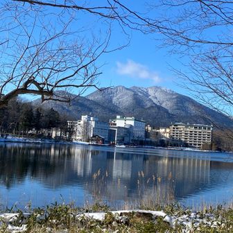 湖越しの雌阿寒岳