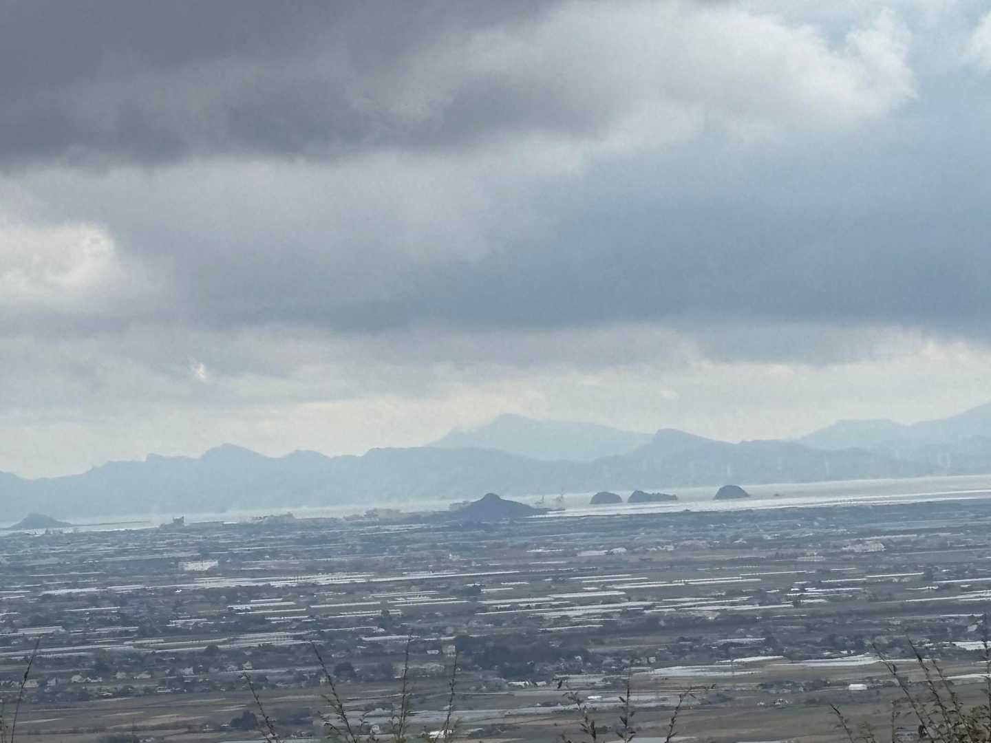 左側が崖で切り立った、ケスタ地形
どうしてこうなったのかは忘れました😅
これも森林ガイドさんに教わったやつだ