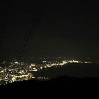 暑いーと思ってたけど、思ったより涼しいようで、かなり早く着いた！夜景だけでも、登った価値ある🌃